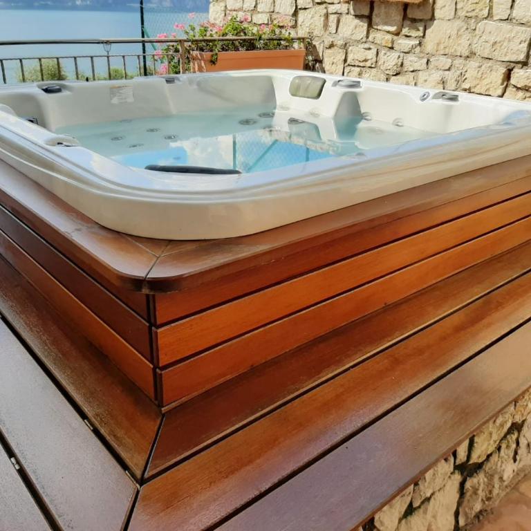 BMP APARTMENT DELUXE 1 JACUZZI RISCALDATA PRIVATA vista Lago di Garda - Appartamento con 3 Camere da Letto - 3