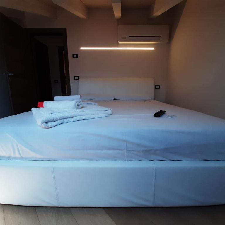 BMP APARTMENT DELUXE 1 JACUZZI RISCALDATA PRIVATA vista Lago di Garda - Appartamento con 3 Camere da Letto - 4