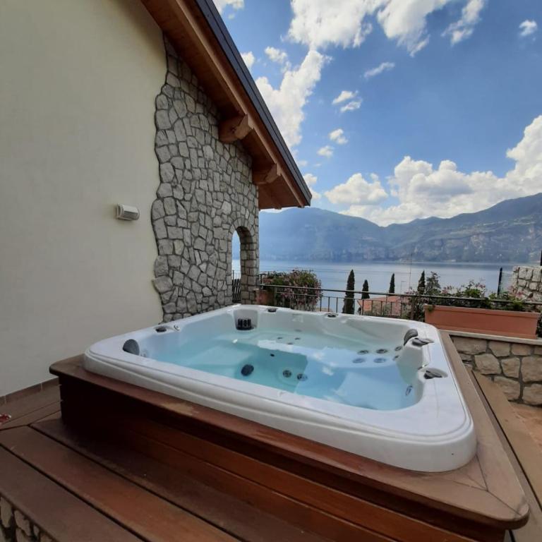BMP APARTMENT DELUXE 1 JACUZZI RISCALDATA PRIVATA vista Lago di Garda - Appartamento con 3 Camere da Letto - 13