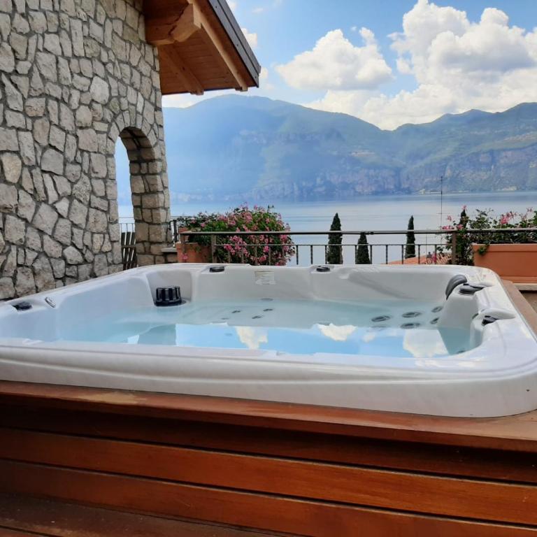BMP APARTMENT DELUXE 1 JACUZZI RISCALDATA PRIVATA vista Lago di Garda - Appartamento con 3 Camere da Letto - 14