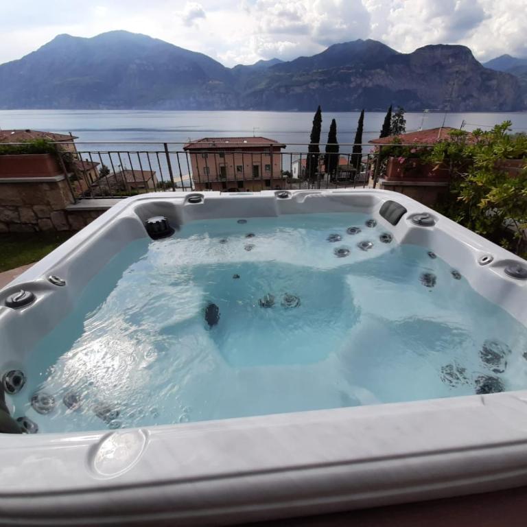 BMP APARTMENT DELUXE 1 JACUZZI RISCALDATA PRIVATA vista Lago di Garda - Appartamento con 3 Camere da Letto - 15