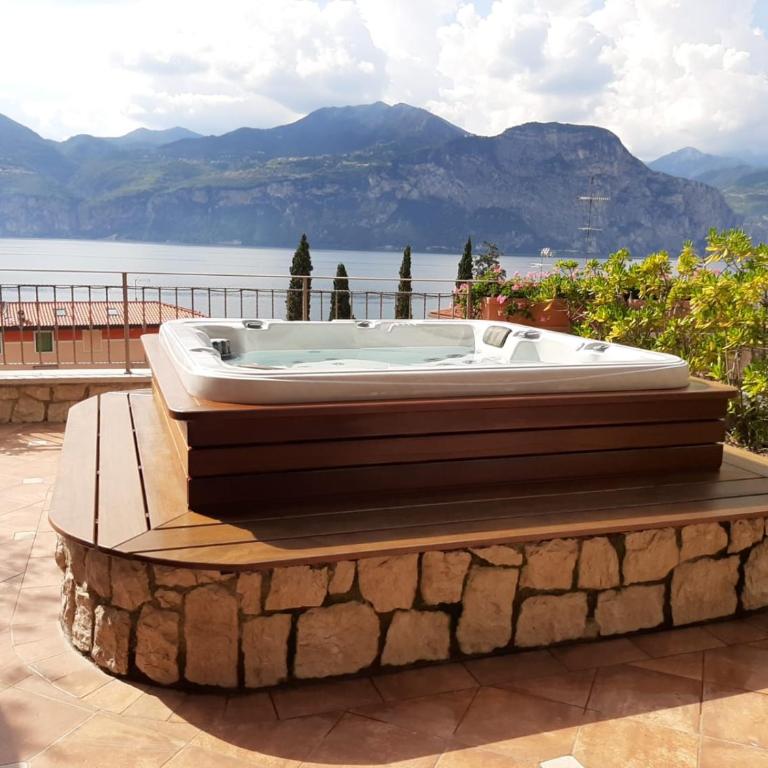 BMP APARTMENT DELUXE 1 JACUZZI RISCALDATA PRIVATA vista Lago di Garda - Appartamento con 3 Camere da Letto - 17