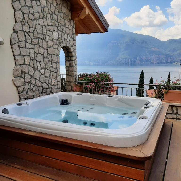 BMP APARTMENT DELUXE 1 JACUZZI RISCALDATA PRIVATA vista Lago di Garda - Appartamento con 3 Camere da Letto - 38