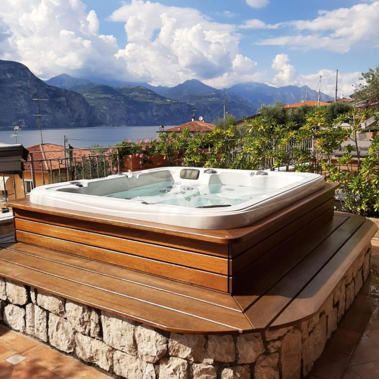 BMP APARTMENT DELUXE 2 JACUZZI RISCALDATA PRIVATA vista Lago di Garda - Apartment mit 2 Schlafzimmern - 6