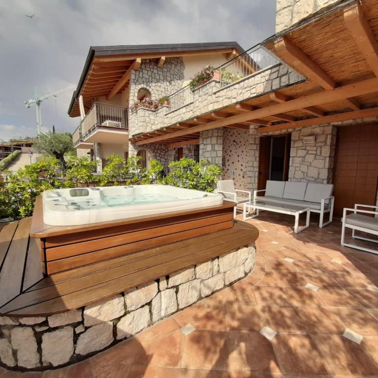 BMP APARTMENT DELUXE 2 JACUZZI RISCALDATA PRIVATA vista Lago di Garda - Apartment mit 2 Schlafzimmern - 7
