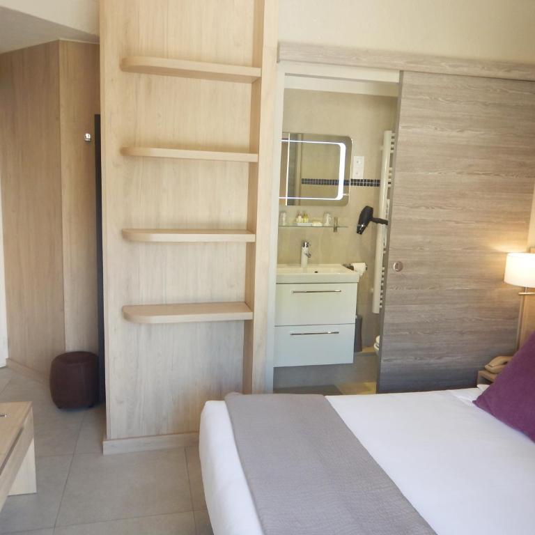 Hotel Miramar- Cap d'Antibes - La Garoupe plage - Chambre Double avec Balcon - Vue Latérale sur Mer - 14
