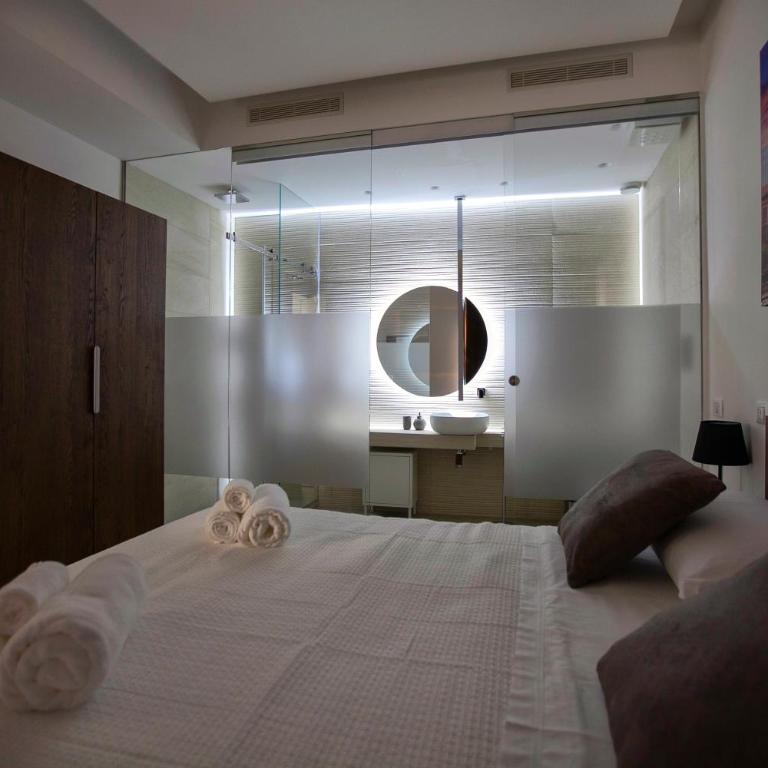 Suites Central Station - Double Room with Balcony - 10