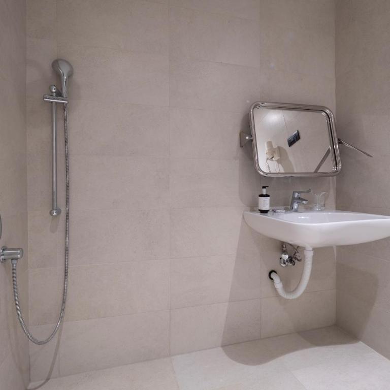 voco - Podgorica by IHG - Standard Twin Room - Accessible - 2