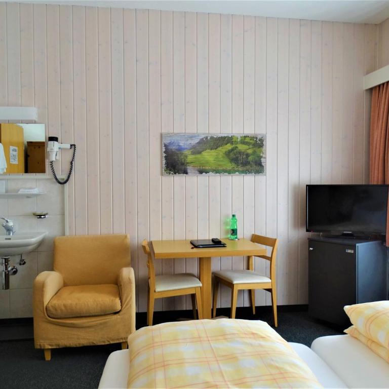Hotel Bündnerhof - Doppelzimmer mit Gemeinschaftsbad - 2