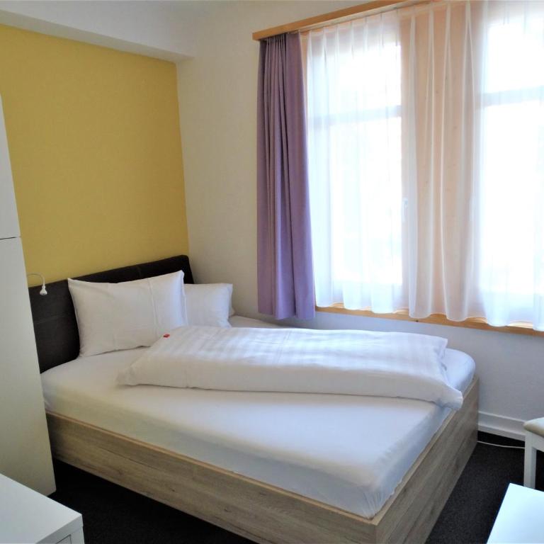 Hotel Bündnerhof - Einzelzimmer mit Gemeinschaftsbad - 1
