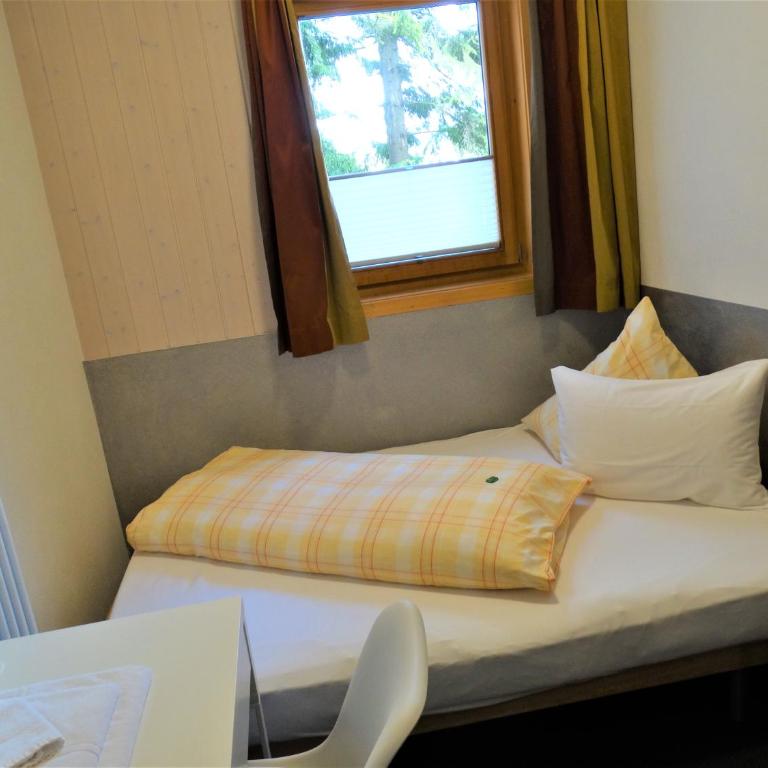 Hotel Bündnerhof - Familienzimmer (2 Erwachsene + 2 Kinder + 1 Baby) - 12