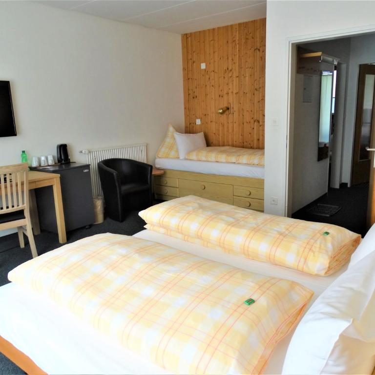 Hotel Bündnerhof - Familienzimmer (2 Erwachsene + 2 Kinder + 1 Baby) - 3
