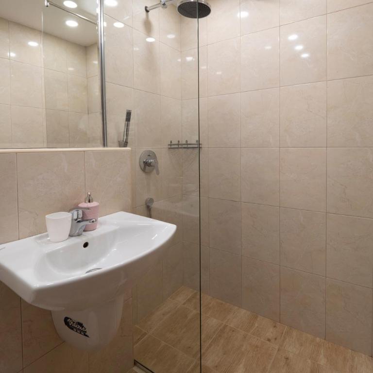 Villa Skyprime - Dvokrevetna Soba sa Bračnim Krevetom i Balkonom - 7