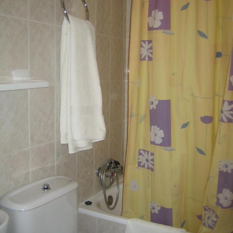 Hostal Los Pinares - Habitación Doble con cama supletoria - 1 o 2 camas - 2