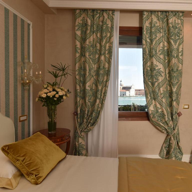 Hotel Savoia e Jolanda, WorldHotels Elite - Deluxe Queen Room with Laguna View - Non-Smoking - 3