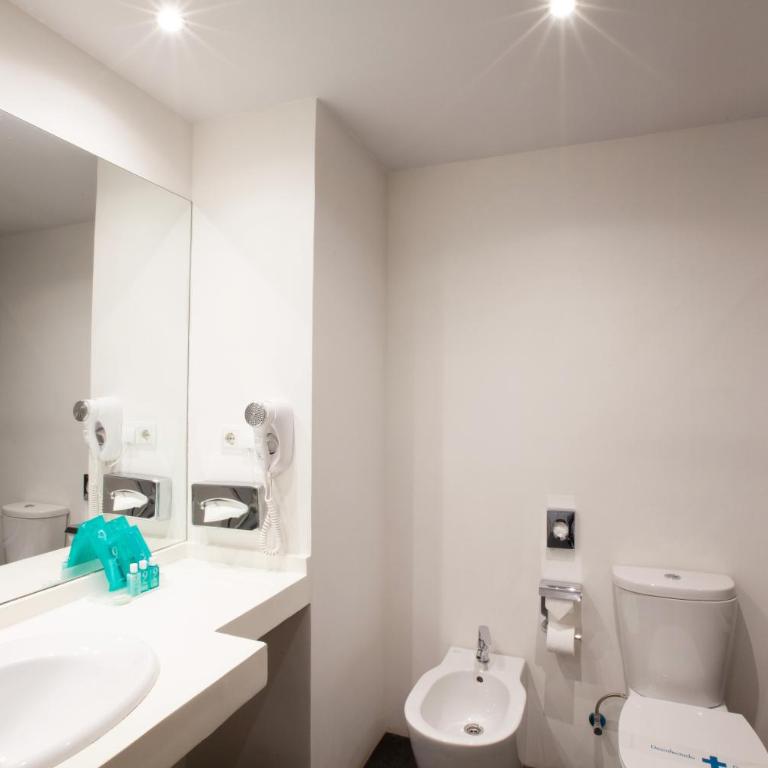 Hotel Concordia Barcelona - Superior Twin Room - 4