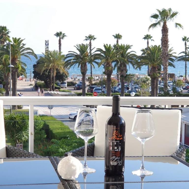 Encantadora vivienda en el paseo marítimo de Salou - Three-Bedroom Apartment - 2