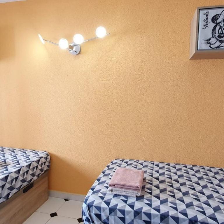 Encantadora vivienda en el paseo marítimo de Salou - Three-Bedroom Apartment - 19