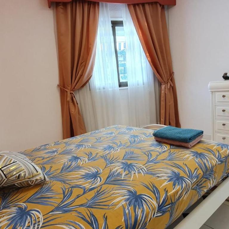 Encantadora vivienda en el paseo marítimo de Salou - Three-Bedroom Apartment - 9
