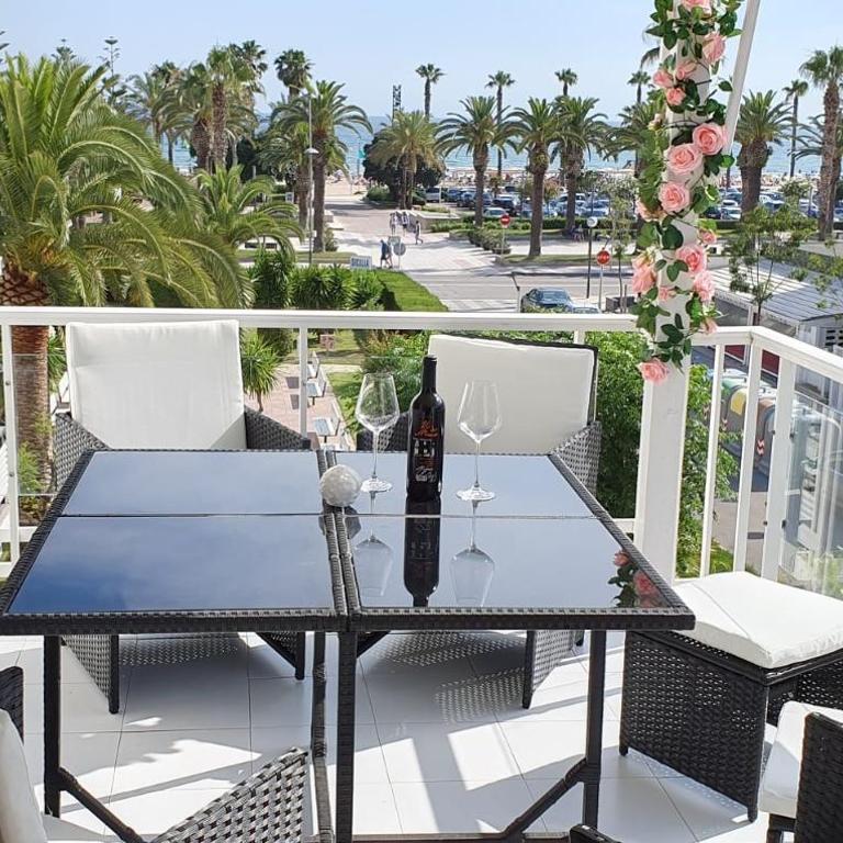 Encantadora vivienda en el paseo marítimo de Salou - Three-Bedroom Apartment - 3