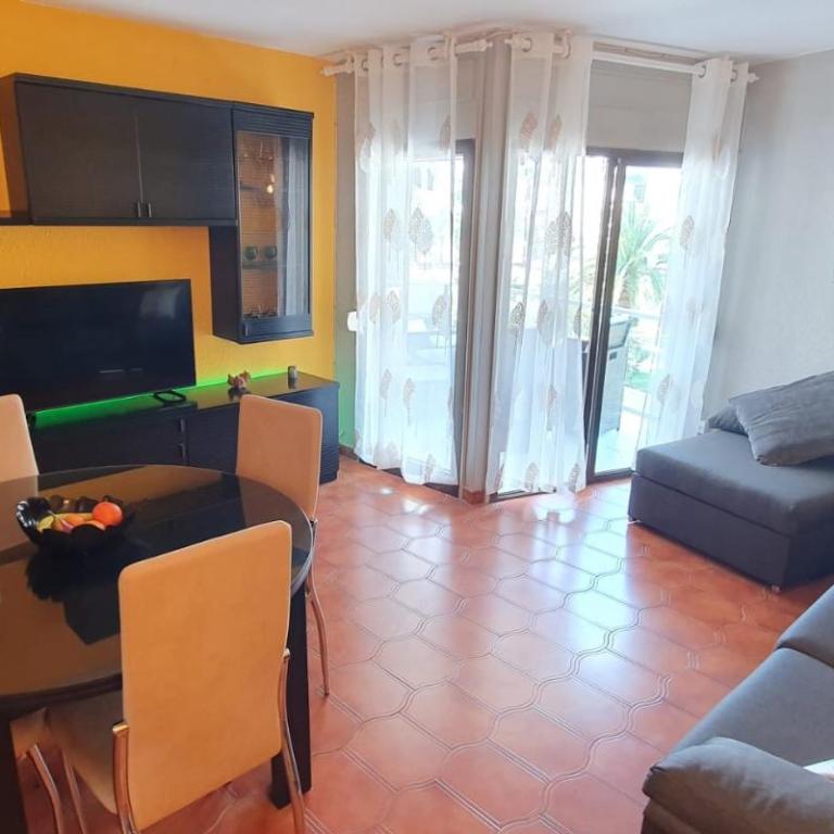 Encantadora vivienda en el paseo marítimo de Salou - Three-Bedroom Apartment - 14