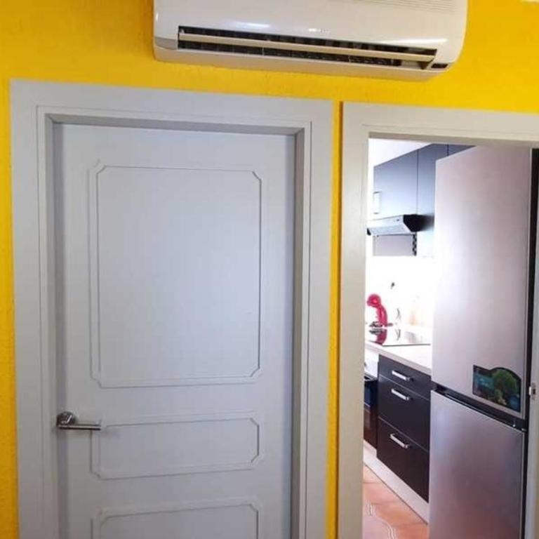 Encantadora vivienda en el paseo marítimo de Salou - Three-Bedroom Apartment - 29