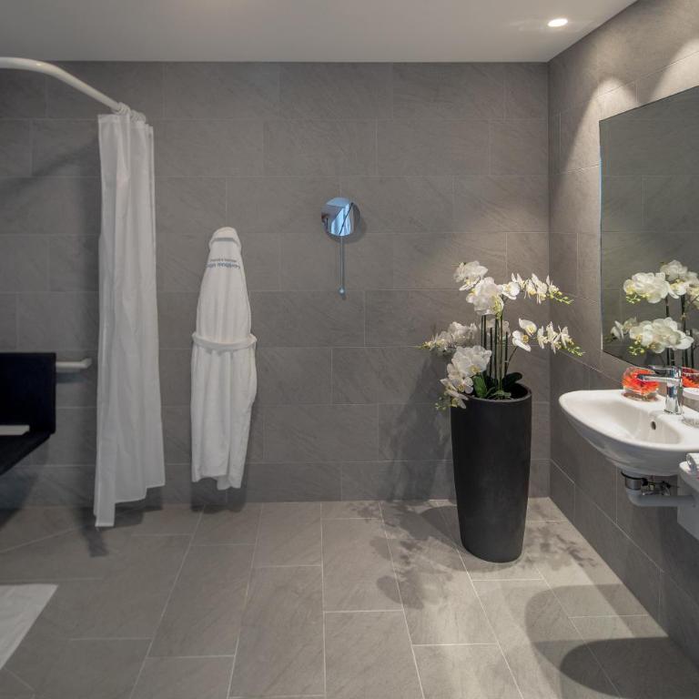Hotel Lago Maggiore - Welcome! - Junior Suite con Vista Lago Parziale - 1° Piano con Accesso Disabili - 7