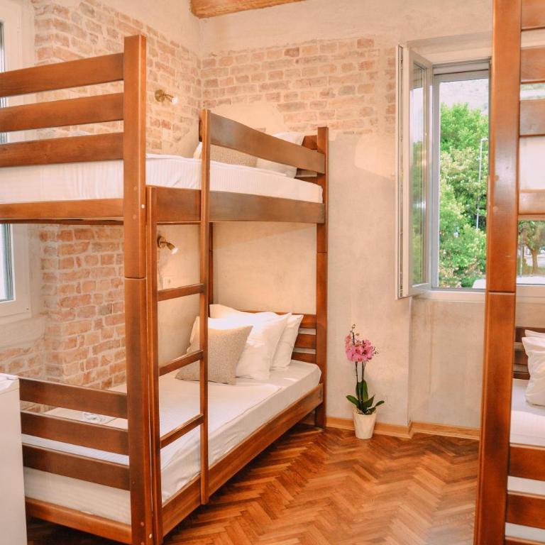 Step to Kotor bay Guesthouse - Bed in 6-Bed Dormitory Room - 13
