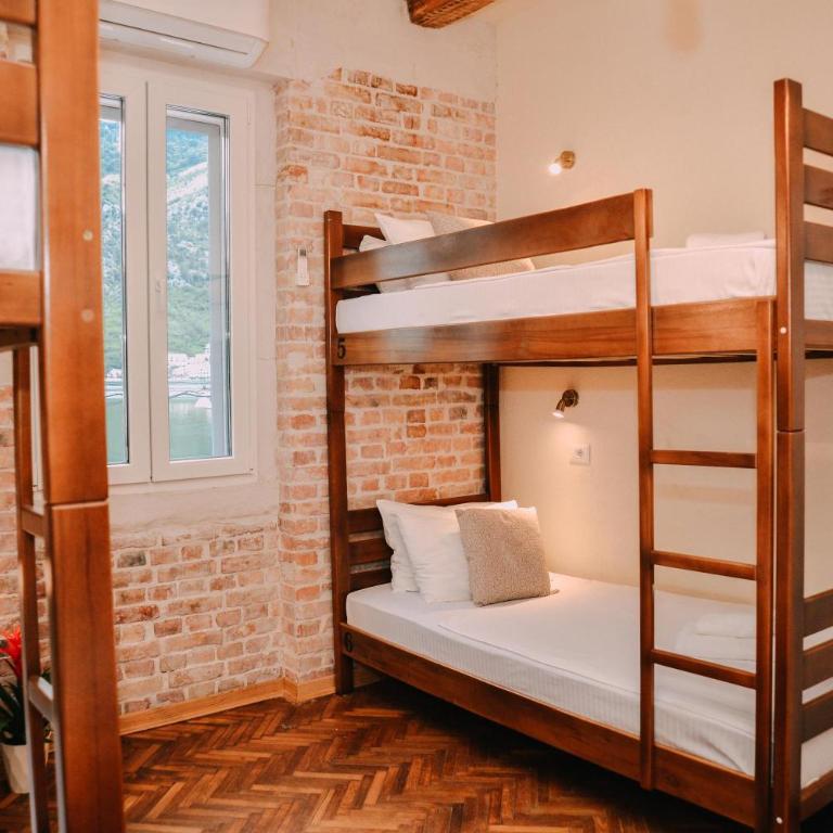 Step to Kotor bay Guesthouse - Bed in 6-Bed Dormitory Room - 2