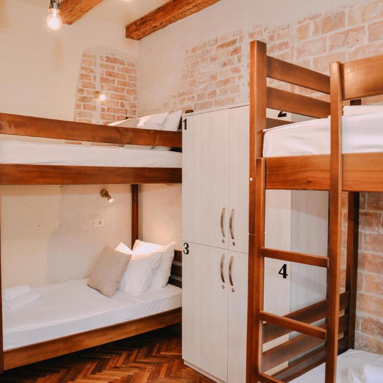 Step to Kotor bay Guesthouse - Bed in 6-Bed Dormitory Room - 4