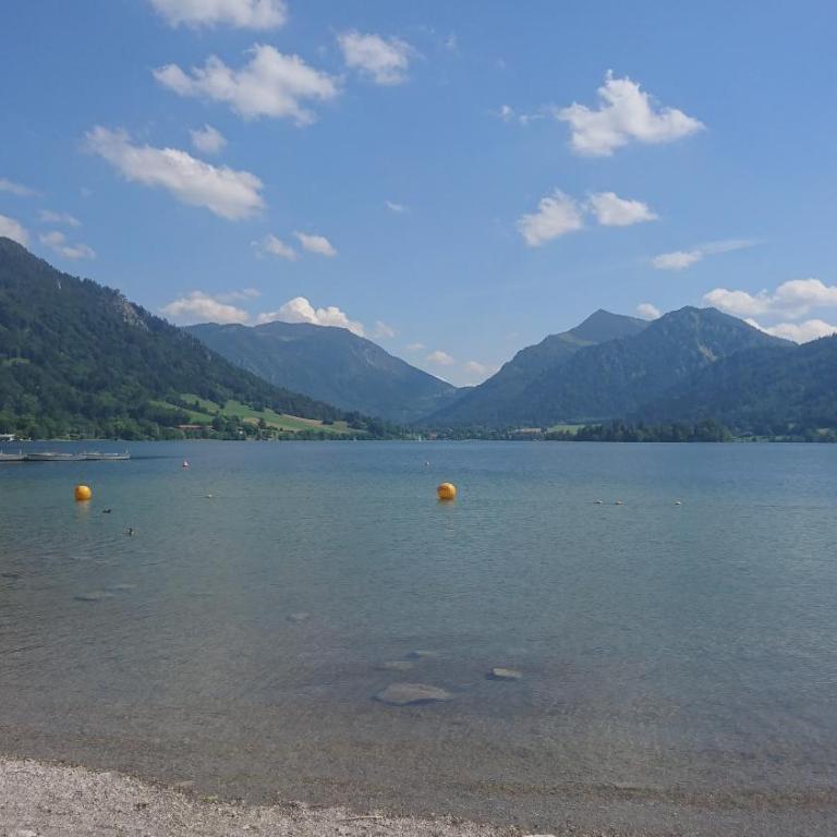 Maurers Schlierseetraum 1 hochwertige Erdgeschosswohnung mit allen Raffinessen erfreut sich auch Urlauber idealerweise für Paar mit Kindern geeignet und Vierbeiner Dank des tollen Zauns auf der Terrasse stylisch und edel von der Ausstattung mit 64 qm - Apartment mit 1 Schlafzimmer - 16