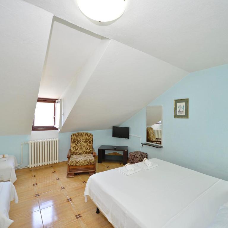 Garni hotel Pana-Eustahije 253 - Classic Quadruple Room - 5