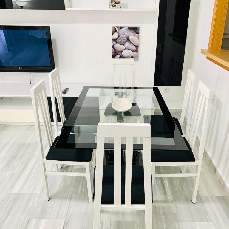 Precioso apartamento cerca del mar con wifi, piscina y parking - Two-Bedroom Apartment - 7