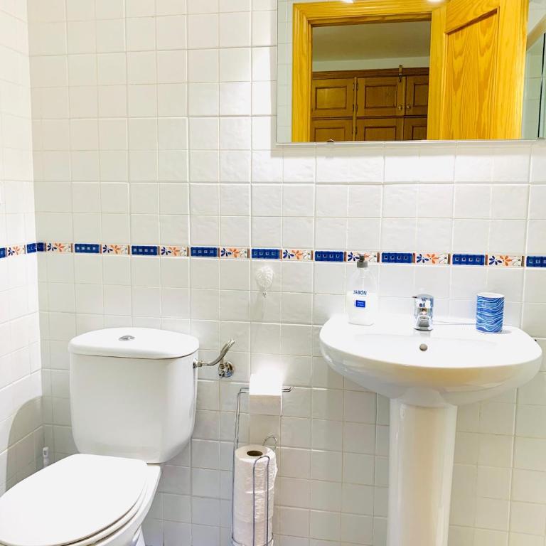 Precioso apartamento cerca del mar con wifi, piscina y parking - Two-Bedroom Apartment - 16