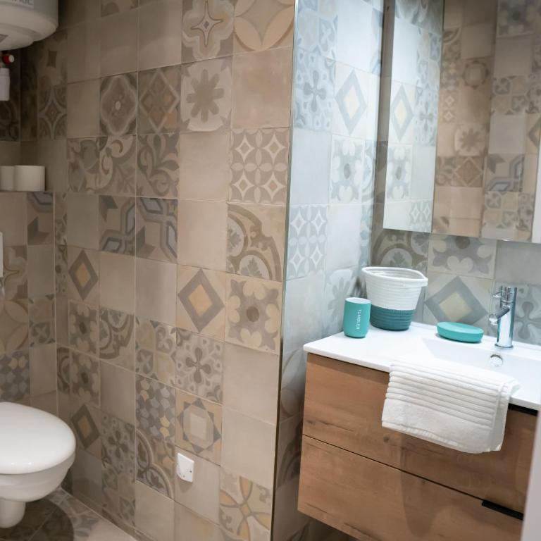 studio coeur de ville neuf et design tt equipé parking gratuit - Apartment mit 1 Schlafzimmer - 17