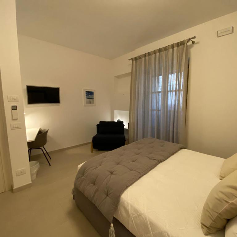 One - King Room - 5