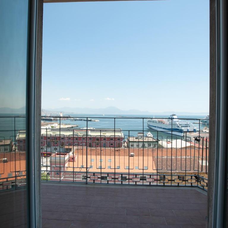 B&B ICHOME NAPOLI - Maison d'Artiste - Camera Matrimoniale Deluxe con Balcone e Vista Mare - 20