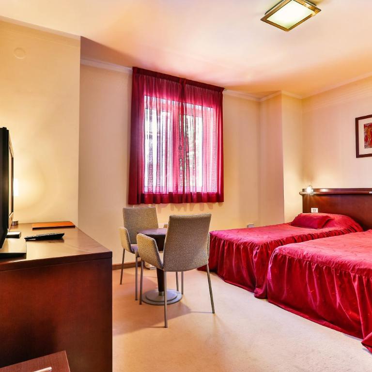 Hotel Max Prestige - Niskobudžetna Dvokrevetna Soba sa Bračnim Krevetom - 1