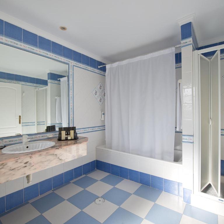 BlueBay Banús - Habitación Superior (2 adultos + 2 niños) - 1