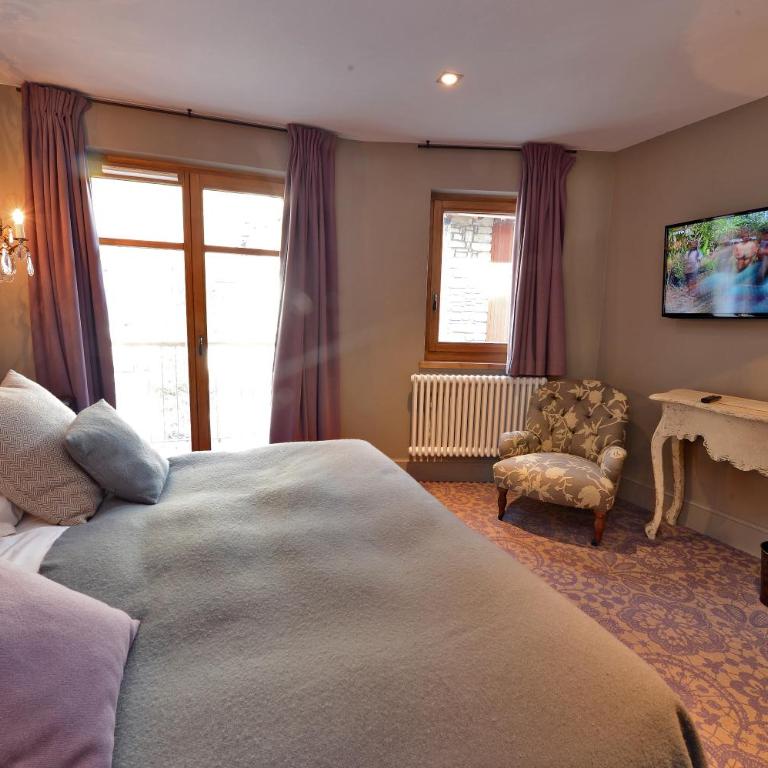 Maison de Famille Les 5 Frères - Chambre Double ou Lits Jumeaux avec Douche - Vue sur Village - 4