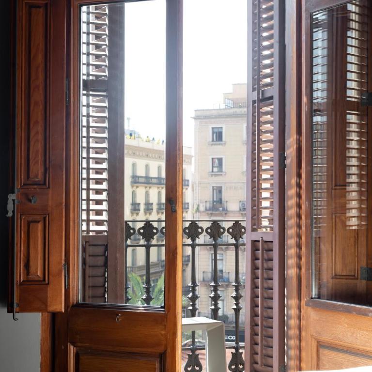 DestinationBCN Universitat Apartments - Two-Bedroom Apartment with one bathroom and Street view (II) - 16
