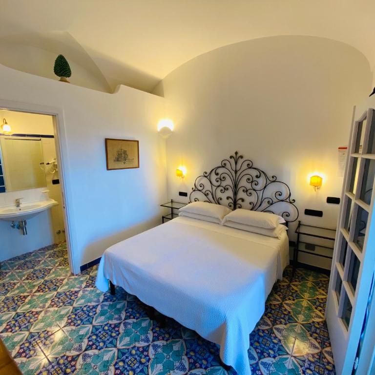 La Caravella di Positano - Relais, Beach & Residences - Camera Matrimoniale con Vista Mare Parziale - 1