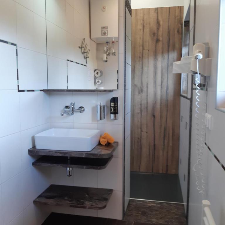 Gasthof Klug zum Ehrensepp - Zweibettzimmer mit Balkon - 8