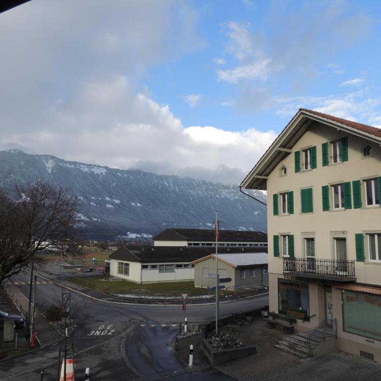 Gasthof Hirschen in Wilderswil - Zweibettzimmer mit Zugang zum Gemeinschaftsbad und Balkon - 8