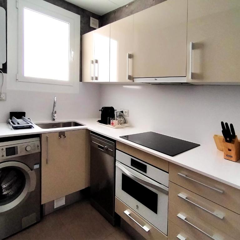 Quartprimera Apartments - Three-Bedroom Apartment with Balcony - 5