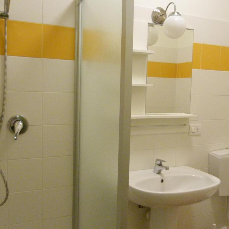 Ostello Torino - Camera Tripla con Bagno Privato Esterno - 2