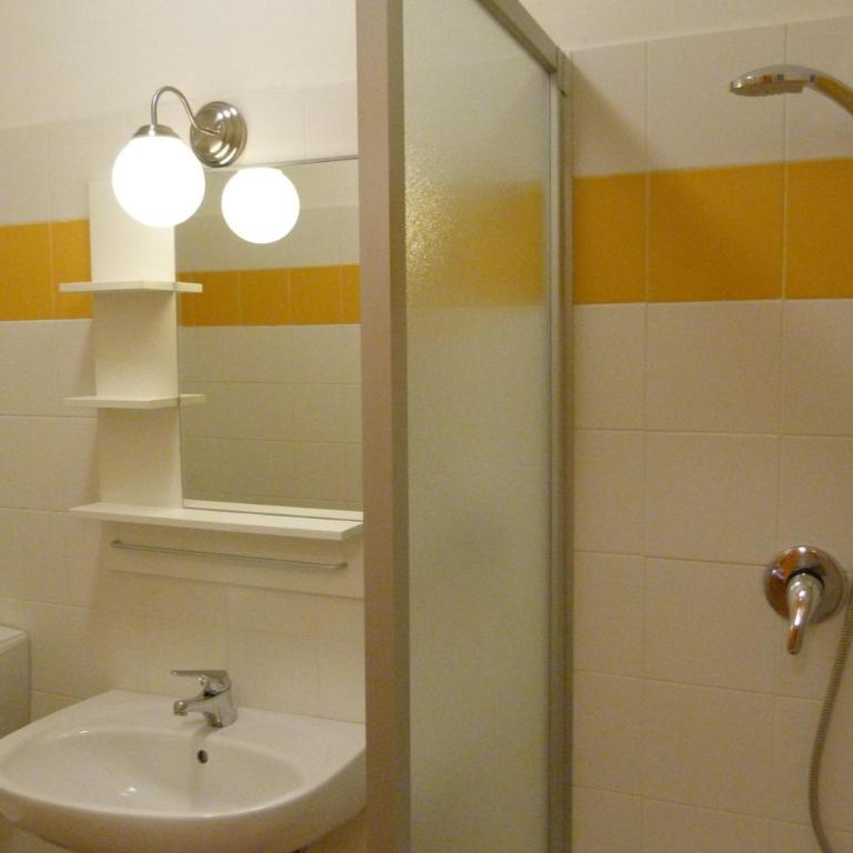 Ostello Torino - Camera Singola con Bagno Privato Esterno - 1