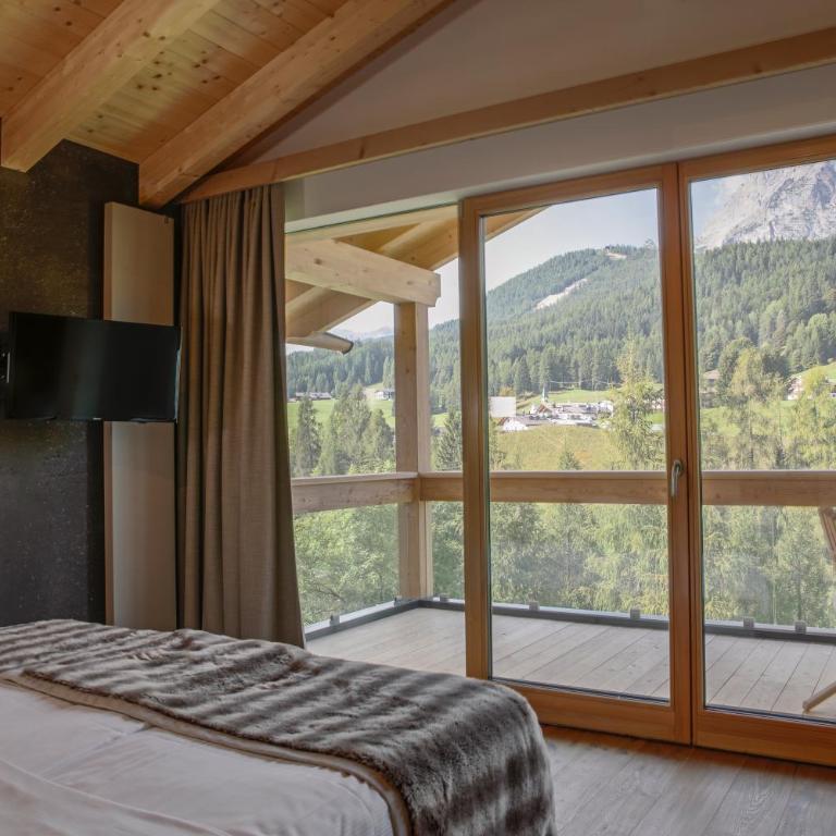 Dolomiti Lodge Alverà - Camera Deluxe Matrimoniale/Doppia con Letti Singoli con Vista Montagna - 1