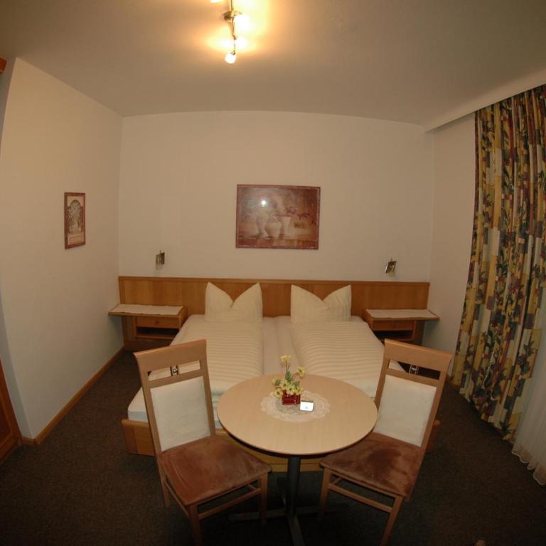 Hotel Garni Jennewein - Standard Doppelzimmer mit Balkon - 11