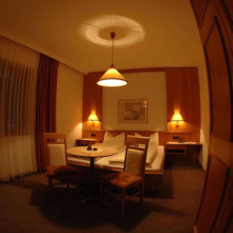 Hotel Garni Jennewein - Standard Doppelzimmer mit Balkon - 14